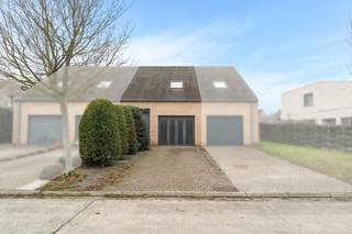 <p>Dit appartement is rustig gelegen in een doodlopende straat nabij het centrum van Evergem, op wandel- en fietsafstand van openbaar vervoer, winkels en scholen.<br />Extra troef is ook de directe verbinding met de R4 (Gent-Zelzate).<br /><br />Het appartement heeft een bewoonbare oppervlakte van ongeveer 100m² en blinkt uit door zijn prachtige verzichten.<br />Er is een renovatieplicht van toepassing (EPC label E). Mits het plaatsen van nieuwe verwarmingselementen of ramen haalt u vlot de wettelijke norm.<br />Het appartement is verder goed onderhouden en is momenteel verhuurd.<br /><br /><strong><u>Troeven:</u></strong></p><ul><li><p>Kleinschalig gebouw (2 entiteiten)</p></li><li><p>Volledig gescheiden (inkom/tellers)</p></li><li><p>Geen gemeenschappelijke kosten</p></li></ul><p><strong><u>Indeling: </u></strong><br />Inkomhal, hal, grote leefruimte met terrasje, ingerichte keuken, berging, twee slaapkamers, toilet en een badkamer met wastafel en ligbad.<br />Dit appartement heeft een extra parkeerplaats voor het gebouw!</p><p> </p><p>Interesse om dit appartement te bezichtigen?<br />Plan nu uw afspraak in op het nummer 0499/84.71.00 of via chabelli@vastgoeddevos.be.</p>