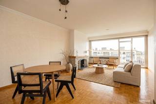<p><span>Op zoek naar een appartement met veel licht, een prachtig uitzicht en alle ruimte om er je eigen thuis van te maken? Dan zit je hier goed. Op de zesde verdieping geniet je van een royale leefruimte, twee volwaardige slaapkamers, een ruim terras én een autostaanplaats. Bovendien woon je vlak bij het Te Boelaerpark, Boekenbergpark en alle voorzieningen van Deurne-Zuid.<br /></span><span><br /></span><span>Licht, ruimte & een prachtig uitzicht</span><span><br />Met de lift bereik je de zesde verdieping, waar je binnenkomt in de centrale inkomhal die toegang geeft tot alle ruimtes. Vooraan ligt de ruime leefruimte, waar de grote raampartijen meteen in het oog springen. Dankzij de brede gevel geniet je hier de hele dag van een aangename lichtinval en een weids uitzicht over het groen en de stad. De authentieke parketvloer en decoratieve sierschouw geven de ruimte extra karakter.<br /><br />Aansluitend bevindt zich de aparte keuken, praktisch ingericht met veel kastruimte en werkblad. Vanuit zowel de leefruimte als de keuken heb je toegang tot het ruime terras aan de voorzijde, waar je heerlijk buiten kunt zitten met zicht op de groene omgeving en de skyline van Antwerpen.<br /><br /></span><span>Praktisch en comfortabel wonen</span><span><br />Centraal in het appartement vind je een apart gastentoilet, verschillende handige bergingen en de badkamer. Die is uitgerust met een ligbad met douchefunctie, lavabo en natuurlijke verluchting.<br /><br />Achteraan bevinden zich de twee slaapkamers, rustig gelegen weg van de straatzijde. De grootste slaapkamer biedt plaats voor een dubbel bed en een ruime kleerkast, terwijl de tweede kamer perfect dienst kan doen als kinder-, logeer- of bureauruimte. Ook hier geniet je van een mooi open uitzicht.<br /><br /></span><span>Een terras, een autostaanplaats en een schitterend zicht</span><span><br />Een absolute troef is de buitenruimte. Het grote terras vooraan vormt een verlengstuk van de leefruimte en keuken. Zo geniet je op elk moment van de dag van zon.</span></p><p><span><br />Mogelijkheid tot aankoop van een autostaanplaats in de ondergrondse parking ( 21 000 euro ), zodat je altijd comfortabel kunt parkeren. <br /><br /></span><span>Groen wonen met de stad vlakbij</span><span><br />Je woont hier op een bijzonder centrale locatie in Deurne-Zuid, vlak bij het Te Boelaerpark, Boekenbergpark en het Rivierenhof. In de onmiddellijke omgeving vind je supermarkten, scholen, horeca en sportfaciliteiten. Tram, bus en Velo liggen op wandelafstand en via de Singel en Ring ben je in een mum van tijd onderweg naar elke bestemming. Hier combineer je het beste van twee werelden: veel groen rondom én de stad vlakbij.</span></p>