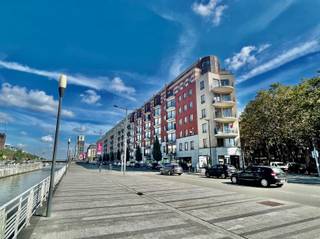 Dit gemeubeld appartement, recent opgeleverd in 2013, bevindt zich op de derde verdieping in de perfect onderhouden Waterview residentie. Het...