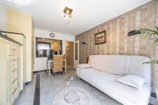 <p>Welkom in deze sfeervolle studio, gelegen op de eerste verdieping in residentie "La Providence" in de Gentstraat.<br />De ligging is bijzonder aantrekkelijk, met de nabijheid van het strand en diverse winkels, restaurants, openbaar vervoer, ... Hier kunt u optimaal genieten van de levendige sfeer van Middelkerke. Het pand is <strong>ideaal geschikt als tweede verblijf of als investering voor verhuur op jaarbasis</strong>.<br /><u>Enkele troeven:</u></p>
<ul>
<li>De studio heeft een <strong>gunstige EPC-scor</strong>e (B-label, 198 kWh / (m2 jaar));</li>
<li><strong>De elektrische installatie </strong>voldoet aan het AREI en werd <strong>conform </strong>bevonden;</li>
<li>De ramen zijn in <strong>PVC</strong> met <strong>hoogrendementsglas</strong>;</li>
<li>Alle <strong>leidinge</strong>n werden <strong>vernieuwd</strong>;</li>
<li>De badkamer beschikt over een <strong>splinternieuw toilet</strong> en een <strong>recente wasmachine</strong>;</li>
<li>De kwalitatieve keuken beschikt over een marmeren werkblad. Zowel ingebouwde koelkast als diepvriezertje zijn aanwezig + een extra losstaande koelkast;</li>
<li>De studio wordt volledig <strong>bemeubeld</strong> aangeboden. </li>
</ul>
Bent u geïnteresseerd in een bezichtiging of wilt u meer informatie? Neem dan gerust contact met ons op.
