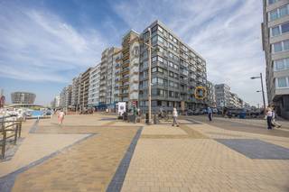 Op een <strong>uitstekende en centrale ligging in Middelkerke</strong>, in <strong>Residentie Costa Del Sol</strong> aan de Alexander Ponchonstraat 18, bevindt zich deze <strong>ruime studio met terras en zijdelings zeezicht.</strong> Dankzij de gunstige ligging bevinden het <strong>strand, de Zeedijk, het casino, winkels, restaurants en het openbaar vervoer</strong> zich allemaal op wandelafstand.<br /><br />De studio biedt <strong>heel wat potentieel</strong> en vormt een ideale basis voor wie de woning volledig naar eigen smaak en wensen wil moderniseren. De combinatie van de ruime indeling, het terras en de centrale ligging maakt deze eigendom bijzonder interessant als <strong>tweede verblijf aan zee, vaste woonst of investering voor jaar- of vakantieverhuur.</strong><br /><br />De studio beschikt over een <strong>ruime en lichtrijke leefruimte</strong>, waarin een <strong>praktisch kastbed voor twee personen</strong> is geïntegreerd. Hierdoor kan de beschikbare ruimte overdag optimaal worden benut zonder in te boeten aan slaapcomfort. Aansluitend bevindt zich de keuken, uitgerust met de nodige toestellen. Vanuit de keuken heeft u rechtstreeks toegang tot het <strong>terras van ca. 4 m²</strong>, waar u kunt genieten van de zon en een <strong>mooi zijdelings uitzicht op zee.</strong><br /><br />Verder beschikt de studio over een <strong>badkamer met douche en wasmeubel</strong>, evenals een <strong>aansluiting voor een wasmachine</strong>. Het toilet bevindt zich afzonderlijk, wat voor extra comfort zorgt.<br /><br />De woning is voorzien van<strong> pvc-schrijnwerk met dubbele beglazing</strong> en beschikt over een gunstig <u><strong>EPC-label B</strong></u>. Daarnaast is er in de residentie een <strong>gemeenschappelijke fietsenberging</strong> aanwezig.<br /><br />Een bijkomende troef is de mogelijkheid om <u><strong>optioneel een garagebox aan te kopen voor € 50.000 in Residentie Concerto</strong></u>, gelegen op wandelafstand van de studio.<br /><br />Deze eigendom is een interessante opportuniteit voor wie op zoek is naar een <strong>ruime studio te koop in Middelkerke</strong>, met <strong>terras</strong>, <strong>zijdelings zeezicht en een uitstekende ligging vlak bij het strand</strong>, én de mogelijkheid om het interieur volledig naar eigen smaak te moderniseren.<br /><br /><strong>Troeven:</strong>
<ul>
<li>Ruime studio met veel potentieel</li>
<li>Kastbed voor 2 personen</li>
<li>Terras van ca. 4 m²</li>
<li>Zijdelings zeezicht</li>
<li>Centrale ligging in Middelkerke</li>
<li>Strand en Zeedijk op wandelafstand</li>
<li>Vlak bij casino, winkels, horeca en openbaar vervoer</li>
<li>Pvc-schrijnwerk met dubbele beglazing</li>
<li>Gemeenschappelijke fietsenberging</li>
<li>EPC-label B</li>
<li>Garagebox optioneel aan te kopen op wandelafstand voor € 50.000</li>
</ul>
<br /><strong>Wenst u deze studio zelf te ontdekken?</strong> Neem gerust contact op met ons kantoor voor meer informatie of om een bezoek ter plaatse in te plannen. Wij helpen u graag verder!