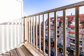 Deze parel uit 2017 ligt in het midden van de winkel/wandelstraat te Nieuwpoort-bad, op 50m van de Zeedijk! <br />Eénmaal binnengekomen valt de zéér kwaliteitsvolle afwerking meteen op. De inkomhal is voorzien van een afzonderlijk hangtoilet en berging (met wasmachine en droogkast); de 1ste, ruime slaapkamer met interne inloopdouche en wastafel zit achteraan op dezelfde 5de verdieping; de woonkamer met compleet afgewerkte keuken zijn eveneens modern ingericht; er is een zuidgericht terrasje met laterale zichten in de winkelstraat. Via de trap komen we vervolgens op de 6de verdieping waar er een nis is voor een slaaphoek; de badkamer is voorzien van een leuke inloopdouche, wastafel en handdoekenradiator; de 2de, grote slaapkamer bevindt zich achteraan. Het pand wordt verder volledig gemeubeld aangeboden. Op de benedenverdieping bevindt zich bovendien nog een kelder met strandstoelen en strandzeil die blijven staan. Langs de -1 kan u doorsteken naar de Zeedijk/het strand en omgekeerd. Ook de 3 moderne fietsen laat de eigenaar gratis staan.      <br />EPC: 70.<br /> 