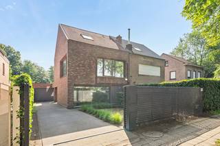 Sommige woningen geven je meteen een rustig gevoel. Dit is er zo eentje.<br /> <br />In een groene, residentiële straat, op wandelafstand van het centrum van Brasschaat, woon je hier dicht bij scholen, winkels, openbaar vervoer en alle belangrijke invalswegen. Rustig wonen, zonder in te boeten aan bereikbaarheid.<br /> <br />En het mooiste? Je hoeft hier niets meer te verbouwen. Geen eindeloze keuzes, geen stof, geen stress. Gewoon de sleutel omdraaien en thuiskomen.<br /> <br />De centrale inkomhal, met haar grote glaspartijen, verdeelt de woning op een slimme manier. <br />Vooraan vind je een gezellige zithoek, terwijl achteraan de ruime leefkeuken het kloppende hart van het huis vormt. Dankzij de grote schuiframen loopt de tuin naadloos over in de leefruimte, waardoor binnen en buiten mooi in elkaar overvloeien.<br /> <br /><br />De doorlopende gietvloer, vloerverwarming en overvloed aan natuurlijk licht zorgen voor een warme, rustige sfeer doorheen de hele woning.<br /> <br />Op de eerste verdieping bevinden zich drie slaapkamers, een stijlvolle badkamer en de wasruimte. De tweede verdieping is volledig ingericht als masterverdieping, met ruimte om indien gewenst nog een extra badkamer te voorzien. (leidingen voorzien)<br /> <br />En ook aan het comfort van morgen werd gedacht. Screens, airconditioning, veel maatwerk en een energiezuinige afwerking maken van deze woning een plek waar je nog jarenlang zorgeloos kan wonen.<br /> <br />Misschien is dit wel zo'n huis waar je binnenstapt en meteen denkt: ja... dit voelt goed.