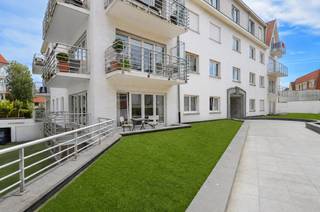 Stijlvol hoekappartement met een bijzonder warm en elegant interieur, gelegen op een absolute toplocatie in een villaresidentie aan de Kustlaan. Het interieur werd met veel gevoel voor detail samengesteld en combineert warme, diepe tinten met rijke materialen en zorgvuldig gekozen accenten.<br /><br />Indeling:<br />Inkomhal met vestiaire en gastentoilet. Ruime en lichtrijke leefruimte met een prachtige open keuken, voorzien van alle hedendaags comfort. Aansluitend bevinden zich de eetplaats en een gezellig salon met ingemaakte kasten en open haard.<br /><br />De leefruimte geeft uit op een terras aan de voorzijde en een aangenaam zijdelings terras. Dankzij de hoekligging geniet het appartement van een mooie lichtinval en een levendig uitzicht op de Kustlaan.<br /><br />Klassieke elementen gaan harmonieus samen met hedendaags comfort en creëren een interieur met karakter en een warme, elegante en tijdloze uitstraling.<br /><br />Een bijzonder sfeervol appartement op een gegeerde locatie in Knokke, ideaal voor wie houdt van klasse, comfort en een verfijnde woonbeleving. Absoluut een bezoek waard.