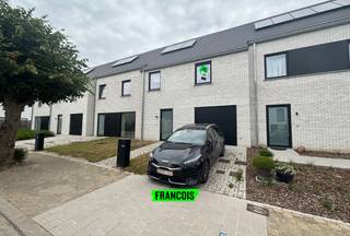 ! DEZE WONING IS VRIJ VANAF 1 OKTOBER 2025 !Gelegen in het centrum van Pittem vinden we deze energiezuinig nieuwbouwwoning met 3 slaapkamers. Alle...
