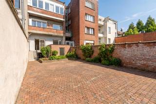 <p><strong>Instapklaar gelijkvloers appartement met ruime tuin en parkeerplaats!</strong></p><p>Op een centrale locatie in Deurne bevindt zich dit volledig gerenoveerde gelijkvloerse appartement van ca. 75 m². Dankzij de gunstige ligging nabij belangrijke invalswegen, winkels, scholen en openbaar vervoer geniet u hier van een vlotte bereikbaarheid en alle voorzieningen binnen handbereik.<br />Het appartement beschikt over een lichtrijke leefruimte, een moderne afwerking en twee volwaardige slaapkamers. De ruime privatieve achtertuin vormt een absolute troef en biedt volop mogelijkheden om te ontspannen of te genieten met familie en vrienden. Heel handig in de tuin zijn de hobbyruimte en de toegang tot de kelderberging.</p><p>Aan de voorzijde beschikt het appartement over een voortuin met plaats voor twee wagens op eigen terrein, een zeldzaam extra voordeel in deze omgeving.<br />Dankzij de grondige renovatie verkeert het appartement in uitstekende staat. Bovendien beschikt het over een EPC-label C en is de elektriciteitsinstallatie volledig conform de huidige normen.</p><p>Gelegen in een kleinschalig gebouw zonder syndicus, profiteert u van het voordeel van geen algemene kosten.</p><p><strong><u>Troeven:</u></strong><br />- Volledig gerenoveerd<br />- 2 slaapkamers<br />- Aparte meters voor water/gas/elektriciteit<br />- Ruime privatieve achtertuin<br />- Voortuin met parkeergelegenheid <br />- EPC-label C<br />- Elektriciteit conform<br />- Geen algemene kosten<br />- Extra hobbykamer</p><p>Wenst u meer informatie of had u graag een bezichtiging gewenst?<br /><strong>Info@markasa.be</strong> of <strong>03/827.72.92</strong></p>