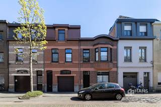 <p><span>In een rustige eenrichtingsstraat, vlakbij het centrum van Mortsel, bevindt zich deze uitzonderlijk ruime woning. Dankzij de centrale ligging geniet je van een uitgebreid aanbod aan scholen, winkels en openbaar vervoer op wandelafstand.</span></p><p><span>Met een bewoonbare oppervlakte van maar liefst 380 m² biedt deze woning een zee aan ruimte en mogelijkheden. Met vijf slaapkamers, twee badkamers en een inpandige garage van 40 m² is dit de ideale gezinswoning, maar ook perfect voor zelfstandigen of wie nood heeft aan extra opslag- of werkruimte. Het pand verkeert in goede staat en beschikt over een solide basis met een geïsoleerd dak en ramen met dubbele beglazing in goede staat.</span></p><p><span>Bij het binnenkomen in de inkom- en traphal word je meteen verrast door het ruimtegevoel. Aan de rechterzijde van het gelijkvloers bevindt zich vooraan de gezellige leefruimte (29 m²), die overgaat in de open, volledig uitgeruste leefkeuken (34 m²). Achteraan vormt de indrukwekkende veranda van maar liefst 40 m² een absolute blikvanger — een heerlijke plek om het hele jaar door te genieten van het zicht op de weelderige, zuidoost-georiënteerde tuin van 235 m².</span></p><p><span>De linkerzijde van het gelijkvloers herbergt de inpandige garage met atelier/werkplaats (5 m²), een apart gastentoilet, een technische ruimte en een praktische wasplaats (7 m²).</span></p><p><span>Op de eerste verdieping bevinden zich vooraan twee ruime slaapkamers van telkens 17 m². Verder vind je hier nog een polyvalente (hobby)ruimte van 15 m², een berging van 8 m² en een eerste badkamer (5 m²) met douchecabine, toilet en dubbele lavabo.</span></p><p><span>De masterbedroom van 21 m² vormt een echte troef, met een aangrenzende dressing (6 m²) met ingemaakte kasten en toegang tot een gezellig terras (7 m²). Daarnaast beschikt de woning over een bijzonder ruime tweede badkamer van maar liefst 24 m², die dankzij de lichtkoepel baadt in natuurlijk licht. Ze is voorzien van twee lavabo’s, een bubbelbad, douche en extra ingebouwde kasten. Een praktisch detail: via een wasluik komt je was rechtstreeks in de onderliggende wasplaats terecht.</span></p><p><span>De bovenverdieping vervolledigt het geheel met nog twee slaapkamers van 8 m² en 17 m².</span></p><p><span>Tot slot beschikt de woning over twee kelders van 17 m² en 29 m², ideaal als extra opslagruimte.</span></p><p><span>Ben je op zoek naar een uitzonderlijk ruime woning met tal van mogelijkheden op een centrale ligging? Mis deze kans niet! Bewoonbare opp. 380 m² – ref.: bruto vloeropp. Voor meer info of een gratis schatting surf naar </span><span><span>www.hansimmo.be</span></span></p><p><span> </span></p>