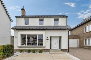 Voor meer info of een bezoek, bel 0497 87 91 68 - Deze <strong>energiezuinige en stijlvol gerenoveerde woning (ca. 280 m²)</strong> biedt een ideale mix van wooncomfort, ruimte en flexibiliteit. Dankzij een doordachte indeling, kwalitatieve afwerking en tal van mogelijkheden is dit een eigendom die wonen en werken vlot combineert. Het <strong>bijgebouw </strong>(<strong>ca. 100 m²</strong>, gebouwd in 2020) is volledig afgewerkt met duurzame materialen en voorzien van een eigen warmtepomp. Momenteel ingericht als wellnessruimte, maar perfect geschikt als fitness, atelier, praktijkruimte, gastenverblijf of thuiskantoor, een echte meerwaarde voor wie op zoek is naar <strong>multifunctionele ruimte</strong>. De hoofdwoning omvat o.a. een ruime leefruimte, moderne keuken, <strong>twee badkamers</strong>, <strong>twee volwaardige slaapkamers</strong> en een <strong>extra kamer</strong> die kan dienen als bureau of kinderkamer. Op het gelijkvloers is bovendien een polyvalente ruimte ingericht als schoonheidssalon, ideaal voor zelfstandigen of creatieve invullingen. Met <strong>zonnepanelen</strong>, een doordacht tuinontwerp met aparte zones en <strong>meerdere terrassen</strong>, en drie privéparkeerplaatsen is comfort hier troef. Extra pluspunten: <strong>Energiezuinig </strong>dankzij zonnepanelen en warmtepomp - <strong>Totale bewoonbare opp. ca. 380 m²</strong> - Bijgebouw met eigen badkamer en slaapkamer - Veelzijdige indeling voor wonen, werken of verhuren - <strong>Volledig aangelegde tuin en meerdere parkeerplaatsen</strong>