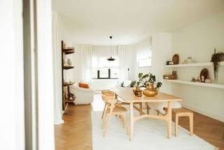 In landhuis 't Sonnehuys gaan tijdloze architectuur, warmte, licht en hedendaags wooncomfort harmonieus samen.  Gelegen in aangename woonwijk Donk, op wandelafstand van de Villerslei, werd deze charmante villa in 2016 volledig vernieuwd.  Inkomhal met gastentoilet, vestiaire en berging, ruime woonkamer doorlopend naar keuken met kookeiland, toegang met schuifpui naar ruim terras en zonnige tuin met privacy.  Op de verdieping: 4 slaapkamers, badkamer (ligbad, inloopdouche, wastafel in meubel en toilet).  Vaste trap vanuit een slaapkamer naar de afgewerkte kamer op de 2de verdieping met ingemaakte kasten.