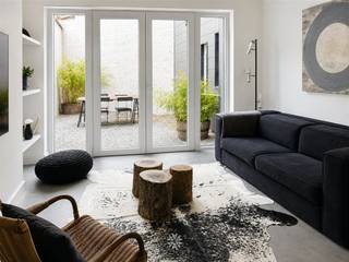 <p><span>GENT - Oostendestraat - Ben je op zoek naar een knap gemeubeld één slaapkamer appartement te huur in Gent? Dan is dit mogelijk exact wat je zoekt!</span></p><p><span> </span></p><p><span>De voornaamste troeven:</span></p><ul><li><span>Op wandelafstand van Station Gent-Sint-Pieters</span></li><li><span>Toplocatie met openbaar vervoer, winkels, scholen, restaurants, etc. binnen handbereik</span></li><li><span>Gemeubeld huren</span></li><li><span>Knappe renovatie met aangename buitenruimte</span></li><li><span>Lichtrijke leefruimtes</span></li></ul><p><span> </span></p><p><span>Indeling:</span></p><p><span>Inkomhal met ingebouwde kasten, leefruimte met open keuken, slaapkamer, badkamer uitgerust met douche, lavabomeubel en toilet.</span></p><p><span>Het terras sluit aan op de leefruimte.</span></p><p><span> </span></p><p><span>Belangrijke informatie:</span></p><p><span>Beschikbaar vanaf: 01/10/2026. Domicilie verplicht.</span></p><p><span>Huurprijs: 1250 euro/maand + 25 euro/maand gemeenschappelijke lasten. EGW (elektriciteit, gas, water) afzonderlijk af te rekenen.</span></p><p><span> </span></p><p><span>Interesse in dit prachtig appartement? Vraag dan snel jouw bezoek aan via onze website www.axellenaerts.be!</span></p>