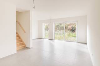 Maak kennis met project “Beversluis” in Rotselaar en ontdek deze moderne en duurzame nieuwbouwwoningen, rustig gelegen in een groene en aangename omgeving.<br /><br />Het project omvat in totaal 18 gezinswoningen, aangevuld met parking, een overdekte fietsenstalling en een groengebied met speeltuintje, <span>onderhouden door gemeente Rotselaar</span>. Binnen dit aanbod stellen wij nu 6 woningen voor die volledig instapklaar worden opgeleverd.<br /><br />Elke woning wordt volledig afgewerkt opgeleverd, zodat je zonder zorgen kunt verhuizen. De afwerking omvat onder meer gelakte binnendeuren voor een stijlvolle en duurzame uitstraling, professioneel uitgevoerde schilderwerken, tot in de puntjes verzorgd, en een aangelegde tuin en terras, zodat je meteen kunt genieten van je buitenruimte. <br />Dankzij deze complete afwerking hoef je geen extra werken meer te plannen of budget te voorzien. Je kiest voor comfort, kwaliteit en gebruiksklaar wonen vanaf dag één.<br />De woningen beschikken over drie slaapkamers, lichte leefruimtes en een mooie tuin, wat ze bijzonder geschikt maakt voor gezinnen of wie op zoek is naar rust en ruimte. <br /><br />De centrale ligging, vlakbij belangrijke verbindingswegen, scholen en winkels, en op amper 700 meter van het station van Wezemaal, maakt dit project bijzonder aantrekkelijk. Van hieruit geniet je bovendien van een rechtstreekse verbinding naar Leuven, op slechts 7 minuten afstand.<br /><br />De aankoop gebeurt met 12% registratierechten op het grondaandeel en 21% btw op de constructiewaarde.<br /><br />Daarnaast is er veel aandacht besteed aan energiezuinig wonen. Elke woning is uitgerust met vloerverwarming op gas, een ventilatiesysteem en zonnepanelen. Dit resulteert in een laag energiepeil en een optimaal wooncomfort, met een lagere energiefactuur als extra voordeel.<br /><br />Plan eenvoudig een bezoek ter plaatse via de website van Malines-Group en ontdek jouw toekomstige thuis in project Beversluis.