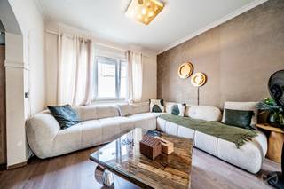 🏢 TE KOOP – Eengezinswoning die opgeknapt moet worden – Veel potentieel in Anderlecht!<br /><br />✨ Deze rijwoning biedt ruime kamers en prachtige inrichtingsmogelijkheden, ideaal voor een groot gezin dat zijn woning naar eigen smaak wil inrichten.<br /><br />De kelderverdieping beschikt over een tweede doucheruimte met toilet en een aparte kleedruimte.<br /><br />De begane grond bestaat uit een inkomhal, een ruime woonkamer, een eetkamer en een ingerichte keuken. Aan de achterzijde kunt u genieten van een mooi terras op het zuiden ☀️<br /><br />De eerste verdieping omvat 3 slaapkamers en een doucheruimte met toilet.<br /><br />De tweede verdieping biedt 2 extra grote slaapkamers, waaronder een ruime suite/hoofdslaapkamer, ideaal als ouderslaapkamer.<br /><br />💼 Een ruime woning met 127 m² woonoppervlak en veel potentieel, te ontdekken in Anderlecht!<br /><br />📍 Leefomgeving & buurt:<br />Het huis ligt in een rustige straat in Anderlecht en heeft een zeer praktische ligging voor het dagelijks leven:<br /><br />Openbaar vervoer: Snelle toegang tot metro-, tram- en buslijnen (met name de verbindingen van de MIVB en De Lijn), waardoor u gemakkelijk naar het centrum van Brussel en het Zuidstation kunt reizen.<br /><br />Voorzieningen: In de directe omgeving bevinden zich buurtwinkels, supermarkten, scholen en sportfaciliteiten.<br /><br />Groene ruimtes: Op enkele minuten van de gemeentelijke parken (zoals het Parc des Étangs), die prachtige plekken bieden om te wandelen en te ontspannen.<br /><br />⚡ Elektriciteit: Niet conform (moet aan de normen worden aangepast)<br /><br />📊 EPC: G<br /><br />📞 Neem voor meer informatie of om een bezichtiging te regelen onmiddellijk contact met ons op via 02 315 77 22 of per e-mail naar maxime.l@weinvest.be