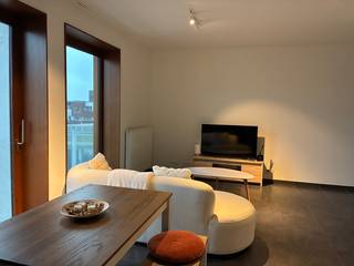 <p><strong>Waregem: appartement te huur met één slaapkamer in het centrum.</strong></p>
<p> </p>
<p><u>Indeling:</u> woonkamer met ingebouwde kast, open keuken, berging voorzien van aansluitingen voor wasmachine en droogkast, slaapkamer met ingebouwde kast, badkamer met toilet, douche en wastafel. Er hoort ook een staanplaats bij het appartement.</p>
<p> </p>
<u>Troeven:</u>
<ul><li>Staanplaats</li><li>Gordijnen aanwezig</li><li>Gelegen in het centrum</li><li>Ingebouwde kasten</li></ul>
<p> </p>
<p><strong>Heb je interesse in dit appartement? Contacteer ons op - 056/61.10.10.</strong></p>