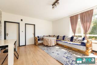 <p><span>Bent u op zoek naar een instapklaar en centraal gelegen appartement? Dan is dit gerenoveerde appartement aan de Walstraat te Hoboken zeker een bezoek waard! Het appartement beschikt over een bewoonbare oppervlakte van 77 m² en combineert comfort, praktische indeling en een uitstekende ligging. Dankzij de centrale locatie bevinden winkels, scholen, openbaar vervoer en belangrijke invalswegen zich op korte afstand.</span></p><p><span>Grootste troeven:</span></p><ul><li><span>Volledig gerenoveerd appartement</span></li><li><span>EPC B</span></li><li><span>Conforme elektriciteit</span></li><li><span>2 volwaardige slaapkamers</span></li><li><span>Ruime leefruimte met veel lichtinval</span></li><li><span>Centrale ligging nabij winkels en openbaar vervoer</span></li></ul><p><span>Indeling:</span></p><p><span>Via de inkomhal heeft u rechtdoor toegang tot de moderne badkamer. Aan de rechterzijde betreden we de ruime en lichtrijke leefruimte. Vanuit de living komen we terecht in de volledig geïnstalleerde keuken. Achteraan het appartement bevinden zich de twee slaapkamers alsook een praktische berging.</span></p><p><span>Dit appartement is ideaal voor starters, koppels of als investering dankzij de gunstige EPC-score, conforme elektriciteit en centrale ligging.</span></p><p><span>Voor meer informatie kan u terecht bij Area Partners: <span>Info@area.be</span></span><span> of 03/284.60.60</span></p>
