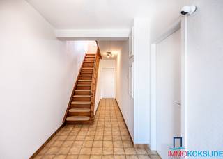 <p><strong>Koksijde-Dorp, Woning met 3 slaapkamers en zonnige tuin</strong>,<strong> zeer goede ligging in het hart van Koksijde-Dorp, ca. 260m² grond.</strong><br /><br />Bestaande uit: op het gelijkvloers: inkomhall, afzonderlijk toilet, ruime en lichtrijke woonkamer, veranda met toegang tot het zonnige terras en tuin, afzonderlijke keuken en droge voorraadkelder. Op de eerste verdieping: 2 ruime slaapkamers, badkamer met inloopdouche en wastafel. Op de tweede verdieping: de derde slaapkamer en een bergruimte. De woning is heel goed gelegen vlakbij alle faciliteiten in Koksijde-Dorp!<br /><br /><strong>Deze ruime woning (155m²) is na renovatie een ideale starterswoning! We laten u graag bezichtigen op afspraak.</strong></p>