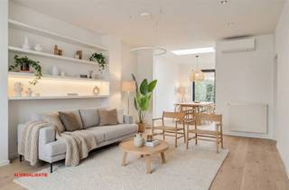 <p><span>In </span><span>één van de meest gegeerde en mooiste straten van Merksem</span><span> bevindt zich deze </span><span>uitzonderlijke herenwoning met unieke, architecturale gevel</span><span> die klasse en karakter uitstraalt. </span></p><p><span> </span></p><p><span>De woning werd </span><span>volledig gerenoveerd met hoogwaardige materialen</span><span> en is tot in de puntjes afgewerkt — </span><span>instapklaar en klaar om een gezin thuis te laten komen</span><span>.</span></p><p><span> </span></p><p><span>De </span><span>ruime en gezellige leefruimte</span><span> vormt samen met de </span><span>luxueuze, volledig uitgeruste keuken</span><span> het hart van de woning. Dankzij de directe verbinding met de </span><span>zonnige, onderhoudsvriendelijke stadstuin</span><span> ontstaat een heerlijke leefomgeving waar het hele gezin kan genieten van gezellige momenten met vrienden en familie.</span></p><p><span> </span></p><p><span>Met </span><span>drie royale slaapkamers</span><span> biedt deze woning eigen ruimte voor elk gezinslid, een thuiswerkplek of logeerkamer. De </span><span>stijlvolle badkamer</span><span> zorgt voor aangenaam extra comfort.</span></p><p><span> </span></p><p><span>Extra troeven zoals een droge kelder, </span><span>privatieve parking voor de deur met laadpaal</span><span> en </span><span>zonnepanelen</span><span> verhogen het dagelijkse gemak en maken de woning bovendien energiezuinig en toekomstgericht.</span></p><p><span> </span></p><p><span>Een </span><span>zeldzame combinatie van luxe, ruimte en gezinsvriendelijk wonen</span><span> op een absolute toplocatie in Merksem.</span></p><p><span> </span></p><p><span>Word jij de gelukkige eigenaar van deze warme thuis?</span></p><p><span>Contacteer ons vandaag nog!</span></p><p><span><span>Sofie@sinjoor.be</span></span><span> of 03/646.66.55</span></p><p><span> </span></p>