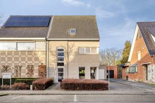 Cette propriété récente à Burcht se distingue par son espace et son efficacité énergétique. Situé dans la Verbindingsstraat, ce bâtiment offre...