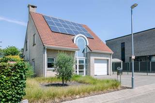 <p><span>Elversele - Ruime gezinswoning met zwembad en groene tuin in rustige woonwijk </span></p><p><span> </span></p><p><span>Op zoek naar een ruime gezinswoning waar comfort en buitenleven mooi samenkomen? Deze woning van 183 m², gebouwd in 2003, beschikt over drie slaapkamers, een ruime leefruimte en een prachtige groene tuin met zwembad. Gelegen in een rustige woonwijk en doodlopende straat in Elversele, geniet u hier van een aangename woonomgeving met een vlotte bereikbaarheid. </span></p><p><span> </span></p><p><span>Belangrijkste troeven:</span></p><p><span>- EPC-label B (126) </span></p><p><span>- Rustige ligging in doodlopende straat </span></p><p><span>- Groene tuin met verwarmd zwembad </span></p><p><span>- Zonnepanelen en airco met warmtepomp</span></p><p><span>- Inpandige garage, carport en ruime oprit </span></p><p><span>- Conforme elektriciteit </span></p><p><span>- Ruime zolder (30m²) en kelder </span></p><p><span> </span></p><p><span>Indeling</span></p><p><span>Via de lichtrijke inkomhal bereikt u de ruime leefruimte met open keuken en gezellige bureauhoek. De grote raampartijen zorgen voor veel natuurlijk licht en een aangename verbinding met de tuin. Aansluitend bevindt zich een praktische wasplaats/berging met toegang tot de inpandige garage. Op het gelijkvloers is er eveneens een apart toilet.</span></p><p><span> </span></p><p><span>De eerste verdieping omvat drie slaapkamers, een ruime badkamer met inloopdouche, dubbele lavabo en toilet. Bovendien beschikt de woning nog over een ruime zolder, die extra mogelijkheden biedt om deze verder in te richten naar wens.</span></p><p><span> </span></p><p><span>De groene, sfeervol aangelegde tuin vormt een echte oase van rust. Het zwembad zorgt voor extra genieten tijdens de zomermaanden. Dankzij de ruime oprit, carport en inpandige garage zijn er meerdere parkeermogelijkheden. De ligging in Elversele vormt hierbij een extra troef. U woont in een aangename en rustige woonomgeving, terwijl het centrum van Temse, winkels, scholen en belangrijke verbindingswegen vlot bereikbaar zijn. </span></p><p><span> </span></p><p><span>Een ideale gezinswoning voor wie ruimte, comfort, groen en een rustige ligging wil combineren.</span></p><p><span> </span></p><p><span>Richtprijs: 595.000 euro</span></p>