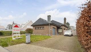  alleenstaande bungalow met  3 slpk  top liggingRustige ligging (rand stad toch overal vlakbij )Inkomahal, aparte w.c., living met open haard deels...