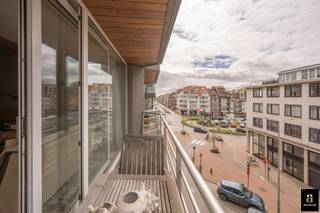 Appartement op een aantrekkelijke ligging met een zuidwestgericht terras aan de voorzijde en aan de achterzijde . <br />De brede leefruimte met open keuken vormt een aangenaam en functioneel geheel, ideaal voor zowel dagelijks comfort als ontspannen momenten. Het appartement beschikt over twee kamers: een volwaardige, ruime slaapkamer en een tweede kamer die flexibel kan worden ingericht als kinder-, werk- of logeerkamer.<br />Verder beschikt het appartement over een badkamer en een privatieve kelderberging in het gebouw. Mogelijkheid tot aankoop van een staanplaats aan €75.000.