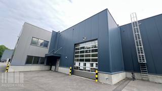 Uitstekend gelegen<strong> kantoorruimte</strong> met een totale oppervlakte van <strong>525 m² </strong>in combinatie met <strong>144 m² magazijn</strong>, op slechts 3 minuten van op- en afrit 23 Turnhout-West van de <strong>E34</strong>. Deze strategische ligging garandeert een vlotte bereikbaarheid richting Antwerpen en Nederland en maakt het pand bijzonder geschikt voor diverse professionele activiteiten.<br /><br />De<strong> kantoren</strong> zijn zeer lichtrijk en volledig uitgerust met onder meer een kitchenette, eetruimte, sanitair, airconditioning, verwarming, zonnewering en zonnepanelen. Dit zorgt voor een aangename en moderne werkomgeving met aandacht voor comfort en energie-efficiëntie.<br /><br />Het <strong>magazijn</strong> beschikt over een <strong>vrije hoogte van 6 m </strong>en is toegankelijk via <strong>een sectionale poort </strong>(4 m breed x 4,5 m hoog). Daarnaast is de ruimte uitgerust met rookluiken met lichtstraat en een stevige polybetonvloer met een draagkracht van<strong> 3 t/m²</strong>, wat zorgt voor een efficiënte en veilige opslagomgeving.<br /><br />Het pand beschikt over laadpalen voor elektrische voertuigen. Het pand is <strong>beschikbaar vanaf 01/09/2026.</strong><br /><br />Voor bijkomende informatie of een plaatsbezoek kan u contact opnemen met <strong>PANORAMA B2B</strong> op <strong>011 220 500.</strong>