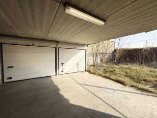 Ruime garagebox, gunstig gelegen in de Mercatorstraat in Zeebrugge. De garage bevindt zich in een verzorgd garagecomplex en is vlot toegankelijk via een automatische toegangspoort aan de voorzijde, wat zorgt voor extra comfort en veiligheid. De box biedt voldoende ruimte voor het stallen van een wagen, fietsen of extra opslag. Afmetingen: Breedte: ca. 2,70m - lengte ca. 5,70m<br /><br />Voor meer informatie of een bezoek ter plaatse aarzel niet en bel Gaëlle op het nummer 0479 17 17 17