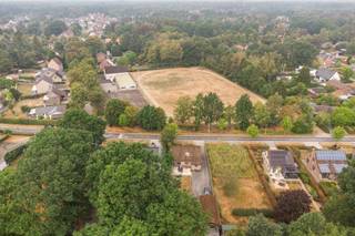 <p>Aan de Brakenberg in Halle, een groene en kindvriendelijke deelgemeente van Zoersel, bevindt zich deze open bebouwing op een rustige en aangename locatie. Scholen, winkels en het centrum liggen op korte afstand en via de E34 bereik je vlot Antwerpen en Turnhout.</p>
<p>Op het gelijkvloers kom je binnen via de inkomhal met gastenwc. Van daaruit bereik je de woonkamer en de recent vernieuwde keuken. De woonkamer biedt een mooi groen zicht op de tuin en geeft rechtstreeks toegang naar buiten, waardoor binnen en buiten mooi in elkaar overlopen. Verder zijn er op deze verdieping nog een bureau, ideaal voor wie van thuis werkt, en twee praktische bergingen.</p>
<p>Op de eerste verdieping bevinden zich drie slaapkamers en de badkamer met dubbele lavabo. Daarnaast beschikt het huis ook over een kelder, wat voor extra bergruimte zorgt.</p>
<p>Buiten is er een ruime oprit die leidt naar de garage. De vernieuwde keuken en de nieuwe gascondensatieketel zorgen bovendien voor extra comfort.</p>
<p><strong>Troeven:</strong></p>
<ul>
<li>Geen renovatieplicht</li>
<li>Recent vernieuwde keuken</li>
<li>Nieuwe gascondensatieketel</li>
<li>3 slaapkamers en apart bureau</li>
<li>Mooi groen zicht vanuit de woonkamer</li>
<li>Rechtstreekse toegang vanuit de woonkamer naar de tuin</li>
<li>Ruime oprit en garage</li>
<li>Twee bergingen en kelder</li>
<li>Open bebouwing op een rustige en groene locatie</li>
</ul>
<p>Een aangenaam en degelijk gezinshuis met veel ruimte, een groene tuin en een goede ligging in Halle-Zoersel.</p>
<p>Graag meer info of een bezoek ingepland? Contacteer ons via jarno@groepvanhaute.be of 0492 83 88 19.</p>