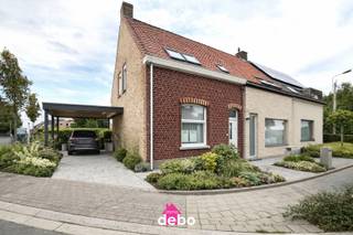 Te renoveren woning met groot potentieel in hartje DeerlijkBen je op zoek naar een woning die je volledig naar eigen smaak kunt renoveren? Dan is dit...