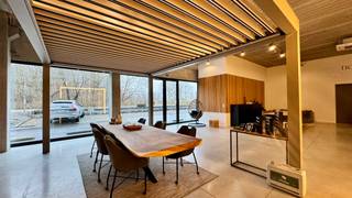Te huur: showroom/kantoor van 242,5m² (met opslag) met 4 parkeerplaatsen.<br />Ideaal gelegen in Kampenhout en perfect geschikt voor ondernemers die op zoek zijn naar een combinatie van werkruimte, showroom, en opslagfaciliteiten.<br /><br />Wat krijg je?<br />Een locatie waar je werkelijk alles mee kunt doen (oke ja, bijna alles ).<br /><br />Waarom is dit dé plek voor jou?<br />✅ Centraal gelegen: Tussen Mechelen en Leuven, en ook nog dichtbij Brussel én Antwerpen.<br />✅ Perfect voor ondernemers: Klanten ontvangen, demo’s geven, een creatieve uitvalsbasis, extra stock willen plaatsen... hier kan het allemaal.<br />✅ Gezellig en klaar voor actie: Airco voor de zomer, een warmtepomp voor de winter, en daglicht waar je blij van wordt.<br />✅ Aparte Depot met grote sectionale poort inbegrepen: Rijd je bestelwagen naar binnen of gebruik de extra opslagruimte voor je voorraad.<br />✅ Extra’s die je dag maken: Een keuken met ingebouwde vaatwasser (voor al die koffietjes) én een gezellig toilet (want... je weet wel na al die koffietjes).<br /><br />Ben jij klaar om deze ruimte nieuw leven in te blazen en jouw eigen verhalen te schrijven?<br /><br />✨Indeling en Specificaties:<br />• Volledig ingerichte KMO-unit van 242m²<br />• Showroom/Kantoorruimte: Een professioneel afgewerkte ruimte, ideaal om klanten te ontvangen of administratieve taken uit te voeren.<br />• Opslagruimte: Uitgerust met een sectionaalpoort (B400 x H275 cm) voor gemakkelijke toegang en logistiek.<br />• Keuken en Sanitair: Volledig ingerichte keuken met vaatwasser en combi-oven, plus moderne sanitaire voorzieningen.<br /><br />✨Extra Troeven:<br />• LED-verlichting: Energiezuinige verlichting door de hele unit.<br />• Warmtepomp: Voor efficiënte verwarming en koeling.<br />• Nieuwe technieken: Moderne infrastructuur voor optimaal gebruiksgemak.<br />• Parkeerplaatsen: Inclusief 4 parkeerplaatsen én 2 dubbele elektrische laadpalen (4 laadpunten) voor medewerkers en bezoekers.