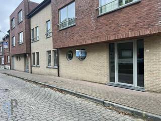 Op wandelafstand van centrum en station Zottegem vinden we dit netjes onderhouden en ruime 2-slaapkamerappartement. Het appartement omvat...