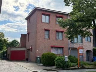 Charmante woning gelegen in een rustige en kindvriendelijke straat in Brasschaat. Indeling: Inkomhal met gastentoilet, een ruime woon- en eetkamer 38m² waar grote raampartijen zorgen voor een aangename lichtinval en een mooi zicht op de verzorgde tuin met terras. Verder is er een ingerichte keuken voorzien van een gasvuur, koelkast, oven en tal van opbergkasten en is er aansluitend een handige berging. Vanuit de inkomhal heeft u tevens toegang tot de garage 30m². Op de eerste verdieping bevindt er zich de hoofdslaapkamer 25m², een bureel/thuiskantoor 9m² anex tweede slaapkamer, een technische ruimte en een badkamer voorzien van een wandmeubel, een ligbad en een douche. Op de tweede verdieping zijn er twee grote slaapkamers (21m² en 23m²), een toilet en een berging. Bent u op zoek naar een gezellige en centraal gelegen thuis waar u van alle rust kan genieten? Dan is deze woning exact wat u zoekt.