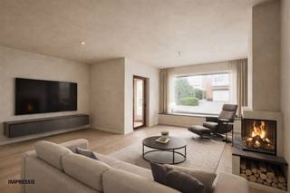 <p><span>Te renoveren woning met tal van mogelijkheden, gelegen op een uitstekende locatie op de grens Putte - Bonheiden. Deze eigendom biedt een mooie basis voor wie op zoek is naar een project met potentieel. Op het gelijkvloers vindt u een inkomhal, een lichtrijke leefruimte, een ruime keuken, een douchekamer en maar liefst twee inpandige garages. De verdieping omvat twee slaapkamers en een badkamer. Het aanwezige houten bijgebouw zal door de verkoper nog worden afgebroken in functie van een achterliggende bouwgrond, waardoor er bijkomende ruimte ontstaat om een gezellige tuin in te richten.</span></p><p><span>De woning is rustig gelegen en geniet tegelijk van een zeer centrale ligging tussen Brussel en Antwerpen, met een vlotte bereikbaarheid dankzij de nabijheid van de R6 en E19. Een ideale opportuniteit voor handige kopers of investeerders die hun eigen stempel willen drukken op een woning met veel toekomstmogelijkheden.</span></p><p><span> </span></p><p><span>Renovatieplicht EPC: binnen 6 jaar na aankoop = verplichte renovatie tot label D of beter.</span></p><p><span> </span></p>