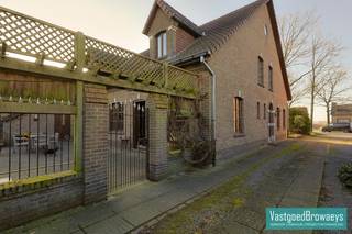 Deze te renoveren fermette is gelegen nabij tal van verbindingswegen en kan mits beperkte kosten makkelijk naar een energielabel C geraken. Vervang...