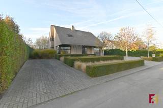 Welkom in de Waterhoek in Avelgem, een plek waar geschiedenis en natuur elkaar ontmoeten. Deze idyllische omgeving staat bekend om haar...