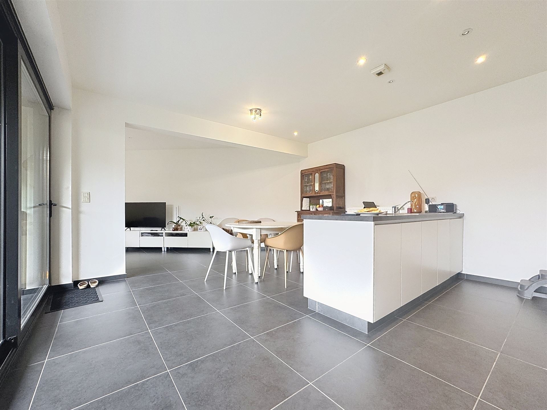 Instapklaar GELIJKVLOERS 2 slpk. appartement (98 m²) met tuin en GARAGE - foto 2