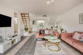 Op de tweede verdieping van een kleinschalig en verzorgd gebouw bevindt zich dit ruime, lichtrijke duplex-appartement met drie slaapkamers.Indeling:...