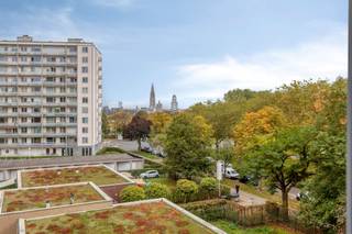 <p>Dit ruim en verzorgd appartement met twee slaapkamers bevindt zich op de vierde verdieping en biedt een <strong>prachtig zicht</strong> op de skyline van Antwerpen.<br />Indeling: ruime inkomhal met apart toilet, vooraan het appartement vinden we de<strong> lichtrijke leefruimte</strong> terug die verder toegang biedt tot de keuken. Achteraan bevinden zich <strong>twee volwaardige slaapkamers</strong>, beide voorzien van ingemaakte kasten. De grootste slaapkamer biedt nog toegang tot het<strong> terras van ca. 10 m² </strong>met noordwestelijke oriëntatie. De badkamer beschikt over een ligbad met douchefunctie, enkele lavabo en een ingemaakte kast.</p><p>Tot slot is er nog de mogelijkheid om een<strong> overdekte autostaanplaats </strong>aan te kopen aan € 20.000.</p><p>Extra:<br />- EPC-klasse B (144 kWh/m² jaar) - GEEN renovatieverplichting!<br />- Kelderberging aanwezig en inbegrepen in de vraagprijs<br />- Lift aanwezig in het gebouw<br />- Dak van het gebouw is recent vervangen<br />- Watertoets: P-score C, G-score C<br />- Woongebied, stedenbouwkundige informatie in aanvraag<br />- Maatregelenregister in aanvraag</p><p>Nabij school, winkels, autosnelweg, openbaar vervoer, etc. Voor meer info ga naar www.coenenvastgoed.be of bel 03/375.82.92</p>