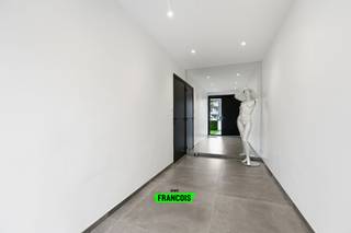 Gelegen op een centrale en gegeerde locatie aan de Koning Albert I-laan 45 in Blankenberge, vinden we deze verzorgde meergezinswoning met twee volwaardige entiteiten. De eigendom geniet van een uitstekende bereikbaarheid en bevindt zich op korte afstand van het strand, winkels, horeca en openbaar vervoer.<br /><br />Het gebouw is logisch en praktisch ingedeeld en omvat twee afzonderlijke appartementen, elk voorzien van een aangename leefruimte, ingerichte keuken, badkamer en meerdere slaapkamers. Dankzij de grote raampartijen genieten de woonruimtes van veel natuurlijke lichtinval. Bovendien beschikken beide entiteiten over aantrekkelijke buitenruimtes zoals een terras, patio of tuin, wat extra wooncomfort biedt.<br /><br />Daarnaast beschikt het pand over een polyvalente ruimte, mogelijks in te richten als sfeervolle bar, hobbyruimte, bureau, extra leefruimte of gemeenschappelijke ontmoetingsruimte. Deze ruimte biedt extra flexibiliteit en maakt het pand bijzonder geschikt voor hedendaagse woonvormen waarbij comfort, privacy en gedeelde functies hand in hand gaan.<br /><br />De woning verkeert in goede algemene staat van onderhoud en werd ingericht met aandacht voor comfort en functionaliteit. De hedendaagse afwerking, ruime volumes en praktische indeling maken dit pand bijzonder interessant voor wie op zoek is naar een veelzijdige eigendom met toekomstgerichte mogelijkheden.<br /><br />Dankzij de opsplitsing in twee entiteiten én de flexibele structuur biedt deze eigendom tal van invullingen. De woning kan eenvoudig herbestemd worden naar een ruime ééngezinswoning, maar leent zich eveneens uitstekend tot nieuwe woonconcepten zoals co-housing, time sharing of kangoeroewonen. Ook voor wie wonen, werken en gedeelde leefruimtes wil combineren, biedt dit pand een bijzonder interessant kader.<br /><br />De combinatie van afzonderlijke woonentiteiten, ruime leefvolumes, buitenruimtes en een polyvalente gemeenschappelijke ruimte zorgt voor een uitzonderlijke flexibiliteit. Hierdoor kan de eigendom aangepast worden aan diverse woonnoden, familiale situaties of innovatieve woonvormen.<br /><br />Bovendien bestaat de mogelijkheid om de aanwezige meubelen over te nemen, wat zorgt voor een instapklare aankoop en een vlotte ingebruikname.<br /><br />Een veelzijdige en toekomstgerichte eigendom op een toplocatie in Blankenberge.<br /><br />Plannen beschikbaar na aanvraag.<br /><br />