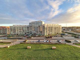 Instapklaar gelijkvloers appartement op topligging in Nieuwpoort-Bad, op wandelafstand van het strand, de Zeedijk, winkels en het openbaar vervoer.<br />Het appartement werd in 2021 gerenoveerd en omvat een inkomhal met apart toilet, een ruime slaapkamer met toegang tot het eerste terras, een badkamer met inloopdouche en enkele wastafel, een lichtrijke leefruimte met een volledig ingerichte open keuken. Vanuit de woonkamer heeft u toegang tot het ruime, zuidgerichte terras, waar u in alle rust van de zon kunt genieten. Verder beschikt het appartement over een privatieve kelderberging op niveau -2.<br />Er is bovendien de mogelijkheid om een garagebox aan te kopen in het ondergrondse garagecomplex op niveau -2.<br />Dankzij de uitstekende ligging en de praktische indeling is dit appartement ideaal als vaste woonst, tweede verblijf of investering.