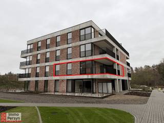 Ontdek dit schitterende, onmiddellijk beschikbare nieuwbouwappartement op de eerste verdieping, dat luxe en comfort perfect combineert met een uitstekende bereikbaarheid. De vlotte verbinding met voorzieningen en de nabijheid van openbaar vervoer maken het een ideale thuisbasis. Dit is wonen zonder zorgen, met oog voor detail en energiezuinigheid.<br /><br />Dit appartement beschikt over twee comfortabele slaapkamers en biedt een strakke, moderne uitgeruste keuken met een prachtig, groot keukeneiland—ideaal voor gezellige etentjes en koken. De leefruimte strekt zich uit tot een ruim, zuidoost gericht terras, waar u optimaal van de zon kunt genieten. De leefruimte is tevens uitgerust met een airco waardoor je het hele jaar door kan genieten van deze lichtrijke ruimte. Dankzij de lift in het gebouw zijn alle verdiepingen eenvoudig bereikbaar. Bovendien zijn een ondergrondse staanplaats en een kelderberging (naast elkaar gelegen) inbegrepen.<br /><br /><u><strong>INDELING</strong></u><br /><strong>Kelder:</strong> Ondergrondse staanplaats en langsgelegen kelderberging.<br /><strong>Gelijkvloers: </strong>Gemeenschappelijke inkomhal met brievenbussen en lifttoegang.<br /><strong>1ste verdieping:</strong> Inkomhal, leefruimte met open keuken, berging/technische ruimte, apart toilet, badkamer, twee slaapkamers, terras.<br /><br />Het EPB verslag is nog in opmaak. De EPB startverklaring vermeld een E-peil 20.<br /><br />Vermelde huurprijs exclusief gemeenschappelijke provisionele kost van 75€/maand.<br /><br />Is jouw interesse gewekt? Neem dan vandaag nog contact  via verhuur@immopersyn.be of 013/444 008.