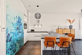Ruime studio met adembenemend zicht over de hele stadOp zoek naar een instapklare studio met karakter en een uitzonderlijk uitzicht? Deze ruime studio van 43 m² combineert comfort, stijl en een unieke ligging.Dankzij de hoekligging geniet je op het zuidwestgerichte terras van 16 m² van een opvallend breed en panoramisch zicht over de hele stad — een echte troef om van de zon te genieten, van 's ochtends tot 's avonds.De studio is verzorgd afgewerkt met kwalitatieve materialen en straalt een warme, hedendaagse sfeer uit. De volledig uitgeruste keuken laat niets te wensen over, en de badkamer met inloopdouche zorgt voor een moderne, functionele afwerking.Met isolatiewaarde C beschikt de studio over een goede energieprestatie. Een fietsenberging vervolledigt dit aantrekkelijke geheel.Een uitgelezen kans voor wie op zoek is naar een compacte, lichtrijke stadswoonst met buitenruimte — ideaal als eerste aankoop of als investering.Interesse of een bezoek inplannen? Neem snel contact op!