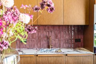 <p><span>Stijlvol gerenoveerd drie slaapkamer appartement met adembenemend zicht over Antwerpen </span></p><p><span> </span></p><p><span>OMGEVING</span></p><p><span>Gelegen aan de gegeerde Kruishofstraat in Antwerpen bevindt zich dit uitzonderlijk gerenoveerde appartement op een toplocatie. De omgeving combineert rust en residentieel wonen met een uitstekende bereikbaarheid naar Antwerpen centrum en de belangrijkste invalswegen. Winkels, scholen en openbaar vervoer bevinden zich op wandelafstand, wat zorgt voor uiterst comfortabel en praktisch dagelijks leven.</span></p><p><span> </span></p><p><span>INDELING</span></p><p><span>Dit hoogwaardige appartement van ca. 100 m² werd tot in de kleinste details vernieuwd met een uitgesproken focus op kwaliteit, afwerking en esthetiek. </span></p><p><span> </span></p><p><span>Via de inkomhal betreedt u de lichtrijke leefruimte waar ruimte en licht perfect samenkomt en die naadloos overgaat in een stijlvolle open keuken. Deze vormt het hart van de woning en is uitgerust met kwalitatieve toestellen en verfijnde, duurzame materialen. Het geheel straalt klasse en harmonie uit, versterkt door de maatkasten die zorgen voor een elegant interieur met maximale opbergruimte.</span></p><p><span> </span></p><p><span>Verder beschikt het appartement over drie volwaardige slaapkamers. De luxueus afgewerkte badkamer werd ingericht met oog voor detail en voorzien van hoogwaardige marmerlook en kwalitatief sanitair. Het sanitair is apart voorzien met een handenwasser.</span></p><p><span> </span></p><p><span>Daarnaast beschikt het appartement over een terras waar u in alle rust kan genieten van een open en weids uitzicht over de stad.</span></p><p><span> </span></p><p><span>BIJZONDERHEDEN</span></p><p><span>- Totaal renovatie met hoogwaardige materialen en verfijnde afwerking </span></p><p><span>- Bewoonbare opp. volgens EPC ca. 100 m²</span></p><p><span>- Drie volwaardige slaapkamers</span></p><p><span>- EPC label B (energiezuinig)</span></p><p><span>- Elektrische installatie volledig conform</span></p><p><span>- Asbestvrij</span></p><p><span>- Twee terrassen met open en weids uitzicht </span></p>