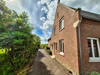 karaktervolle villa met ruime tuin ? Deze karaktervolle woning in open bebouwing bevindt zich in Oorbeek, een deelgemeente van Tienen. De woning biedt heel aangename leefruimtes op het gelijkvloers, 3 kamers op de verdieping en een dubbele, inpandige garage met daarboven nog een ruime zolderkamer. De woning is omgeven door een volledig aangelegde tuin.

Omvattende:

Gelijkvloers: inkomhal, zitkamer, eetkamer, keuken, polyvalente kamer, toiletruimte, berging en wasplaats, dubbele inpandige garage

Eerste verdieping: nachthal, 3 slaapkamers, badkamer en linnenkamer of dressing

Zolderverdieping: zolderkamer boven de garage

Kelder: keldercompartiment en kruipkelder

Inrit, terras en tuin: inrit, aangelegde tuin met terras en tuinhuis
Dak bestaande uit natuurleien. 

Ligging: de woning bevindt zich in Oorbeek, een deelgemeente van Tienen. Bushaltes zijn vlakbij, de aansluiting met de ring rond Tienen bevindt zich op 1,5 km, het station van Tienen op 3 km en de aansluiting met de E40 op een 4-tal km.  

Deze gezinswoning is onmiddellijk beschikbaar. 
Bekijkt u dit pand via één van onze aanverwante websites, dan verwijzen wij u graag door naar onze eigen website. https://www.itimmo.be/oorbeeksesteenweg-145-tienen