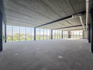 Op een absolute toplocatie, nabij de N16 en A12 en dichtbij alle nodige faciliteiten, bieden wij deze kantoorruimte aan.<br />Het kantoor is gelegen in een nieuwe KMO-zone Winning Puurs.<br /><br />De aangeboden ruimte is gelegen de eerste verdieping en biedt een oppervlakte van 202 m². Deze ruimte is te bereiken via trap of lift. <br /><br />Optioneel kan er op de bovenste verdieping nog extra kantoorruimte of appartement worden bij gehuurd. <br /><br />De ruimte wordt casco aangeboden, waardoor je de mogelijkheid hebt om deze volledig naar eigen smaak af te werken. Momenteel zijn alle technieken verwerkt, dus je hoeft enkel de afwerking te voorzien.<br /><br />Er is een mogelijkheid om extra kantoorruimte of appartement te huren. <br /><br />Er zijn vier autostaanplaatsen in de huurprijs inbegrepen.<br /><br />De huurprijs is exclusief BTW en onroerende voorheffing.<br />De gemeenschappelijke kosten zijn nog te bepalen.<br /><br />Heb je interesse in deze kantoorruimte?<br />Neem gerust contact op via yordi@julimmo.be of 03 303 39 36.
