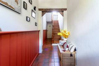 Instapklaar, karaktervolle eigendom met veel lichtinval!!! Voortuin met parkeerplaats. Mooie hal met authentieke vloer en prachtige eiken trap. In...