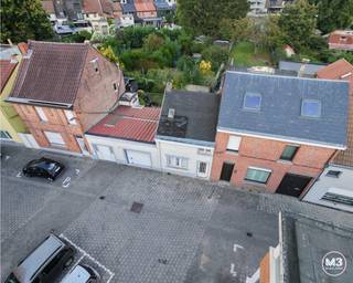 Op zoek naar een interessante ontwikkelingsopportuniteit op een absolute toplocatie? In de Barelstraat, pal in het centrum van Bornem, bieden we drie naast elkaar gelegen woningen aan die samen een bijzonder mooi potentieel vormen voor herontwikkeling.<br />Met een gezamenlijke straatbreedte van maar liefst ca. 18 meter biedt deze eigendom tal van mogelijkheden. Denk aan de realisatie van meerdere nieuwe woningen of – mits het verkrijgen van de nodige vergunningen – een kleinschalig meergezinsproject.<br />Een bijkomende en bijzonder interessante troef is dat er mogelijkheid bestaat om achterliggende grond mee aan te kopen, waardoor de ontwikkelingsmogelijkheden verder kunnen worden uitgebreid.<br />De centrale ligging maakt het plaatje compleet. Winkels, horeca, scholen, openbaar vervoer en het station bevinden zich vlakbij, terwijl ook sport, cultuur en groen vlot bereikbaar zijn. Een locatie waar toekomstige bewoners kunnen genieten van het comfort van wonen in het centrum én van alles wat Bornem te bieden heeft.<br />Een zeldzame opportuniteit voor projectontwikkelaars, investeerders of bouwprofessionals die op zoek zijn naar een strategisch gelegen site met potentieel.<br />Interesse in de mogelijkheden van deze locatie? Contacteer M3 makelaars voor meer informatie en ontdek samen met ons het potentieel van deze eigendom.<br />