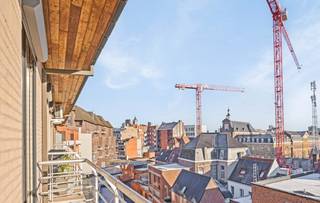 Roeselare-centrum. Lichtrijk 2-slaapkamerappartement in hartje Roeselare met vooraan en achteraan prachtige terrassen. Overal dichtbij en op 4...