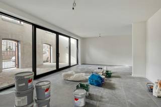 Droomt u van wonen op een plek met ziel en geschiedenis? Ontdek nieuwbouwproject De Katte in het charmante Sint-Martens-Bodegem (Dilbeek). Deze iconische, voormalige brouwerij in de schaduw van de kerktoren is met respect voor het verleden getransformeerd tot een prachtig hedendaags woonerf. Hier vloeien authentieke karakterelementen naadloos samen met moderne luxe en wooncomfort.<br />Met reeds 10 verkochte units gaat het hard, maar u kan nog eigenaar worden van een stukje geschiedenis. Er zijn momenteel nog slechts 6 exclusieve units beschikbaar. Of u nu zoekt naar een ruim appartement of een royale loft, met opties van 2 tot maar liefst 5 slaapkamers vindt u hier de perfecte match. Elke unit is voorzien van een hoogwaardige afwerking en beschikt over een prachtig terras of privatieve buitenruimte om in alle rust te genieten van de omgeving.<br />De Katte is volledig klaar voor de toekomst en uitgerust met state-of-the-art geothermische verwarming en passieve koeling. Een duurzame investering die uw wooncomfort garandeert, zomer en winter. Bovendien is het project volledig opgeleverd: de appartementen zijn meteen beschikbaar.<br />Dit renovatieproject komt in aanmerking voor het verlaagde 6% BTW-tarief (in plaats van 21% op nieuwbouw). Dit levert u een aanzienlijk financieel voordeel op van tienduizenden euro's!