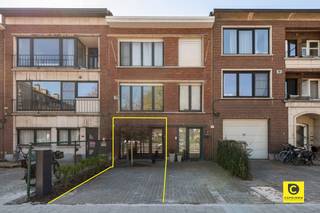 Op te frissen 1 à 2 slaapkamer gelijkvloers met tuintje en autostaanplaats!Dit voormalig handelsgelijkvloers werd enkele jaren terug herbestemd tot...