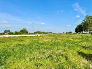 RUSTIG en MOOI GELEGEN BOUWGROND voor VILLA op 648m2, OPEN ZICHT VOOR- en ACHTERAAN. Rustige locatie doch genietend van een vlotte...